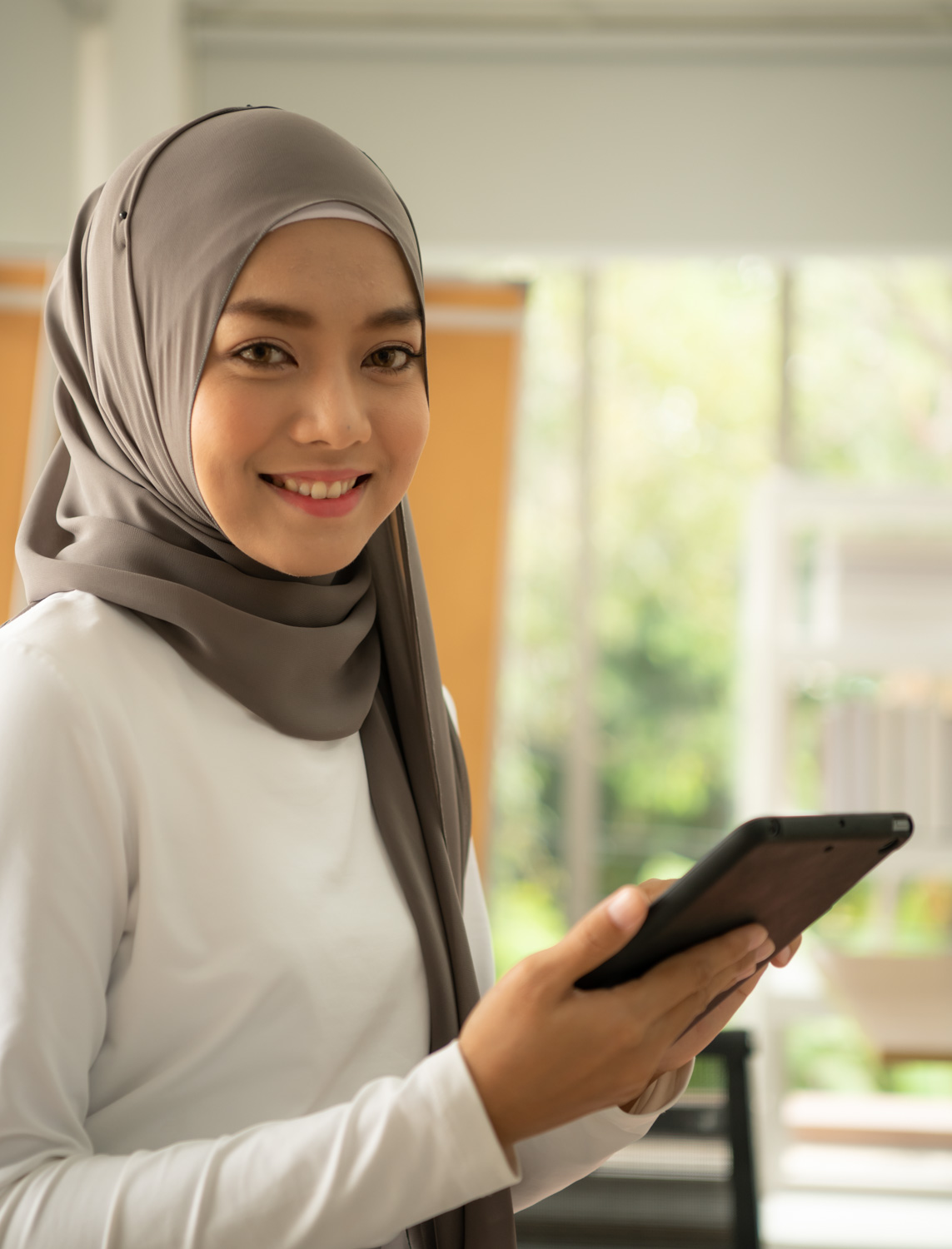 Frau mit Kopftuch und Tablet - Beratung Frau und Arbeit